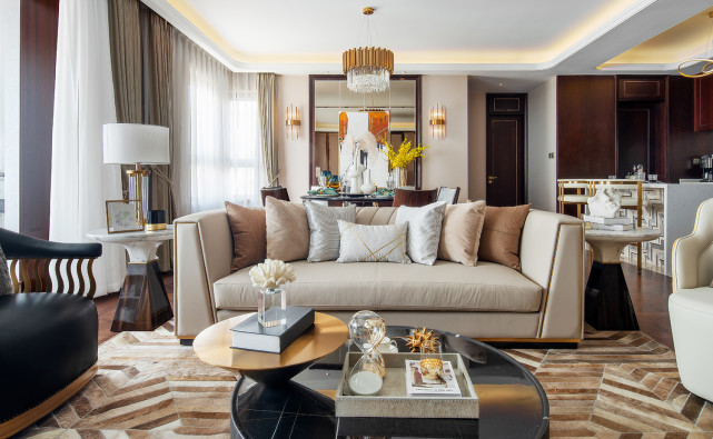 240平轻奢风五居室,阳台设计为休闲茶室,可品茗又可观景