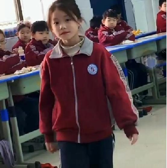 刘亦菲|小学女生“小刘亦菲”走红,举止优雅笑容迷人,网友:咋生的呢?