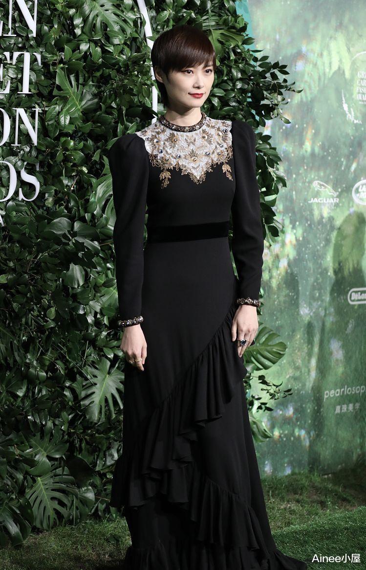 继母|李宇春的方脸挺高级的，穿薄纱裙配斗篷，有西式宫廷风的美感