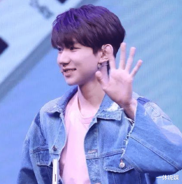 主持人|王源被催考“主持人资格证”,本人很无奈:暂时考不了