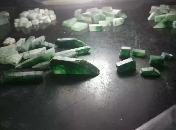 翡翠|看看他人是怎么做的，翡翠边角料，你还在傻呵呵的丢掉？