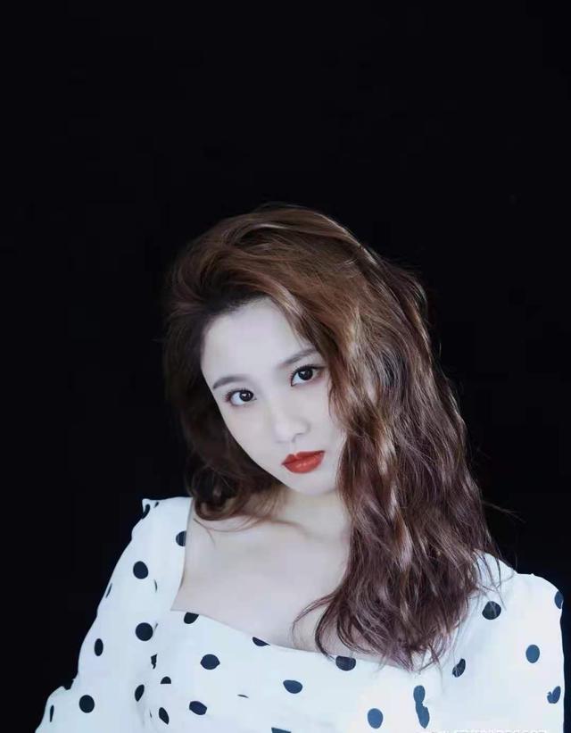 旗袍公馆|“最不火的谋女郎”张慧雯，一袭波点裙穿得清纯又娇媚，腰真细