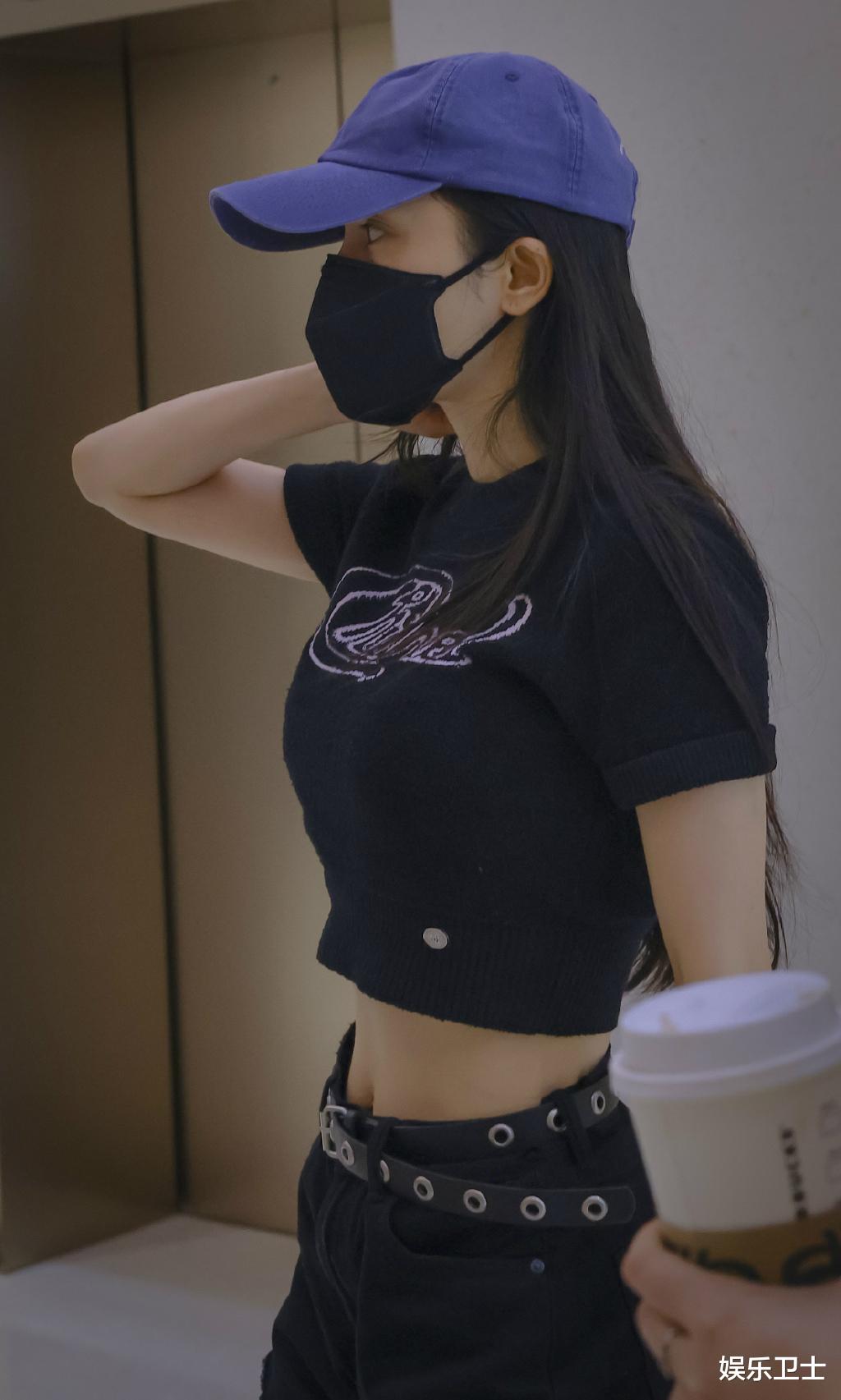 杨幂|夏天就要做辣妹！杨幂下班路透氛围感太强了，穿紧身白T大秀身材超吸睛