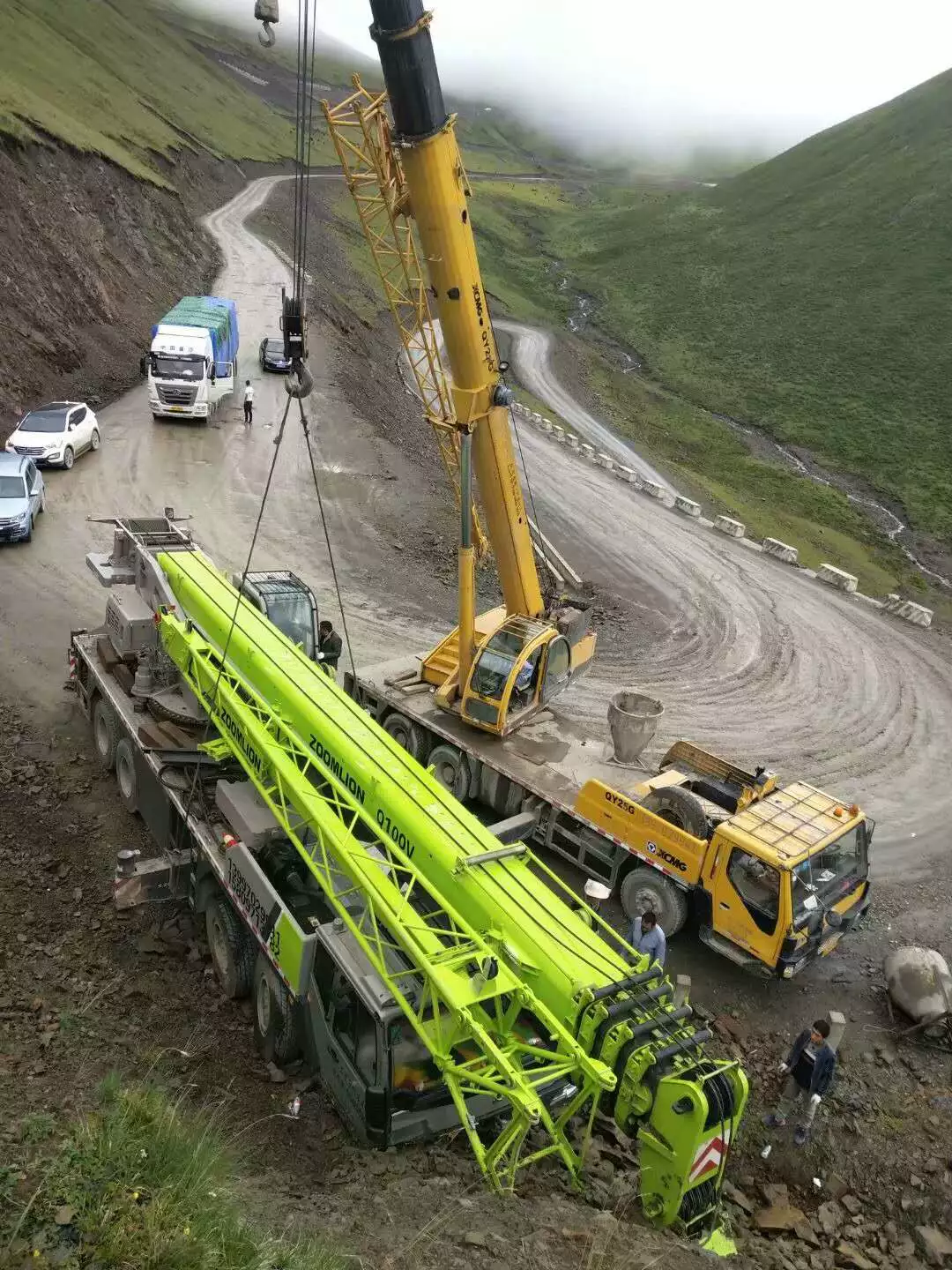 矜持自己 中联80吊车拐弯撞上山体！老板派台徐工20G，四倍率救援