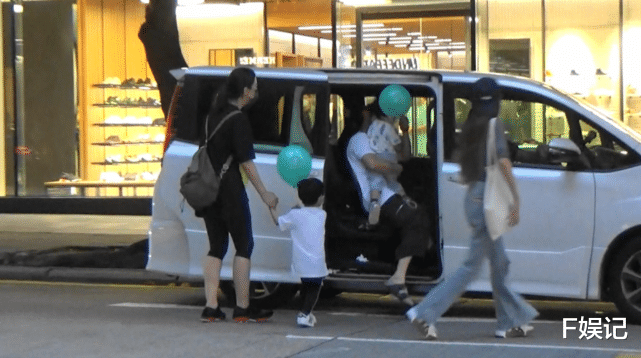 董子健|郑嘉颖夫妇带大儿子去逛街 儿子突然走出马路夫妻俩反应快马上拉着