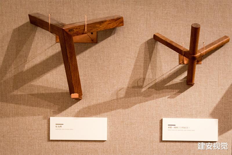 明式家具|北京一家高等学府收藏了40多件明式家具珍品，黄花梨有束腰马蹄足长方杌凳，这名字有点怪