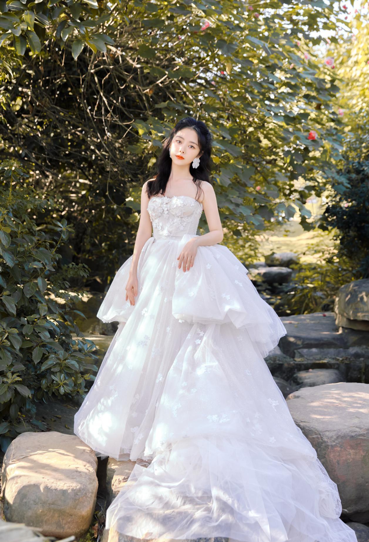 美颜|女星穿婚纱能有多美？迪丽热巴性感高级，毛晓彤美成复古画报女郎