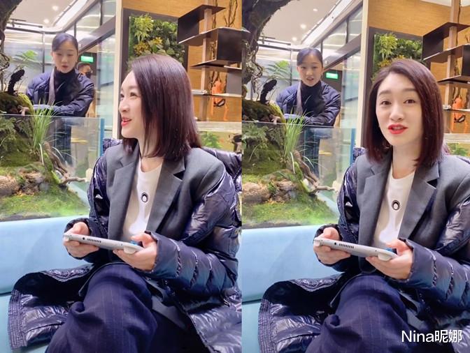 Nina昵娜 李小冉片场打游戏上瘾！穿西装半挂羽绒服对闺蜜爱答不理，忙的衣服都不好好穿