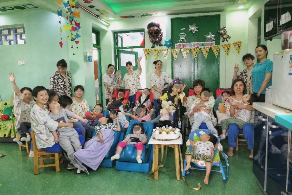 200多个孩子排着队,笑着走向死亡。