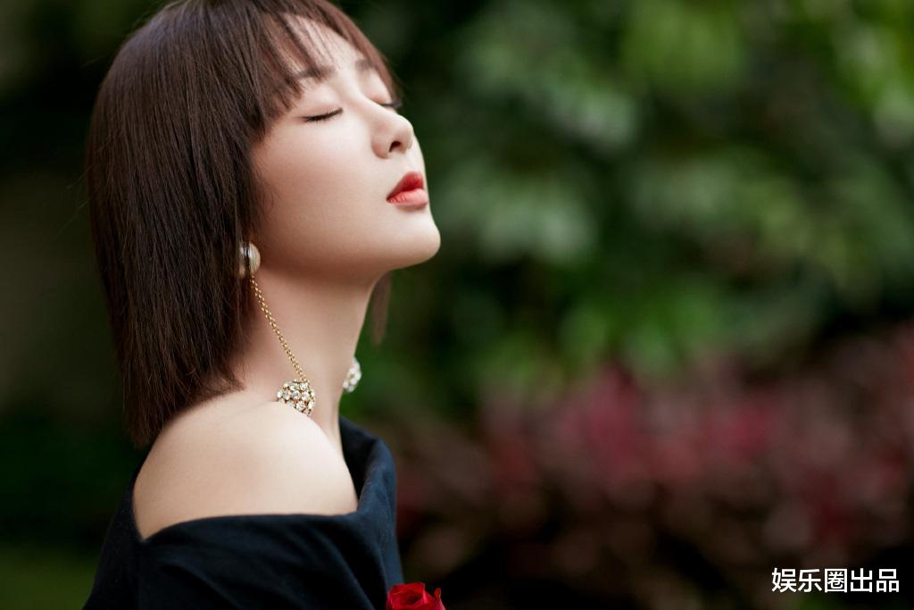 杨紫|杨紫果真“长大了”，穿黑色长裙拍大片，身形饱满气质轻熟