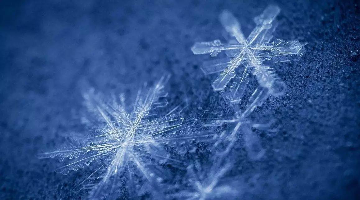 科学家 为啥宇宙最高温度为1.4亿亿亿亿度，而最低温度只有-273.15℃？