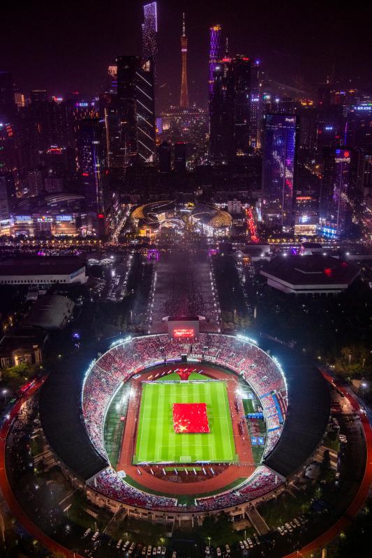 羊城派 【中超】巨幅国旗亮相广州天体！视频直击赛前国旗传递仪式