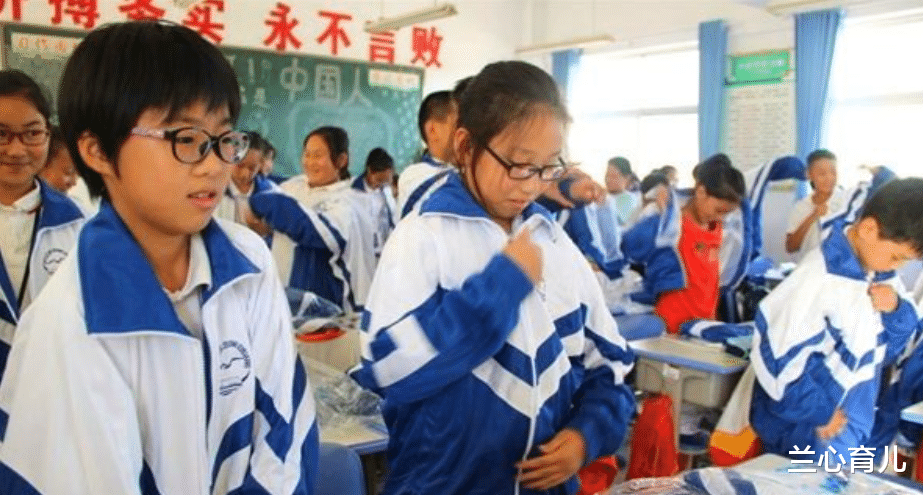 兰心育儿|孩子穿一样的校服，老师还是能看出贫富，原因现实且无奈