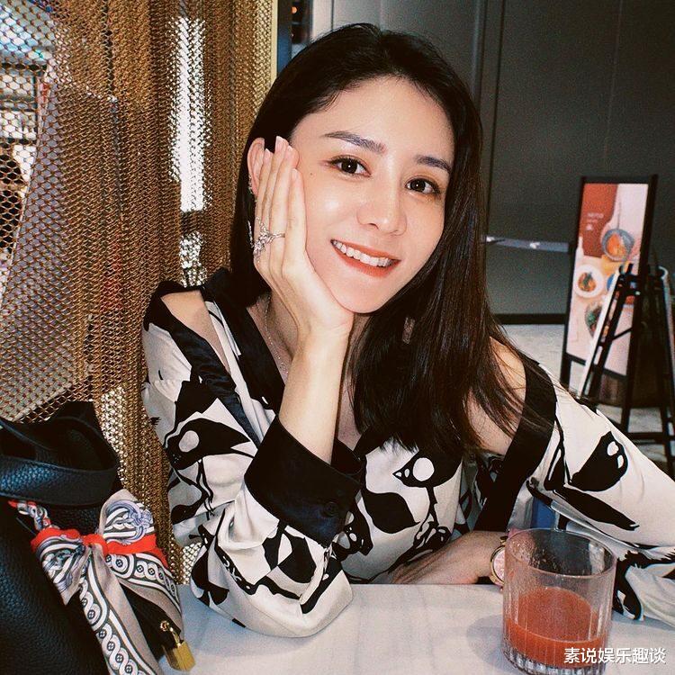 聚会|张馨月和众姐妹聚会庆生，站C位获得重视，与寿星站在一起比美