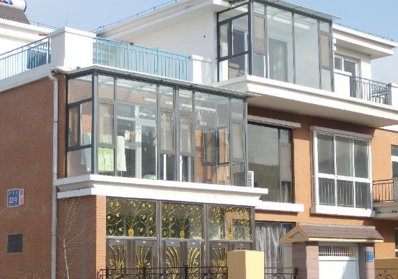 家里别傻傻用塑钢和铝合金封阳台了！现在盛行用这种，牢固更实用