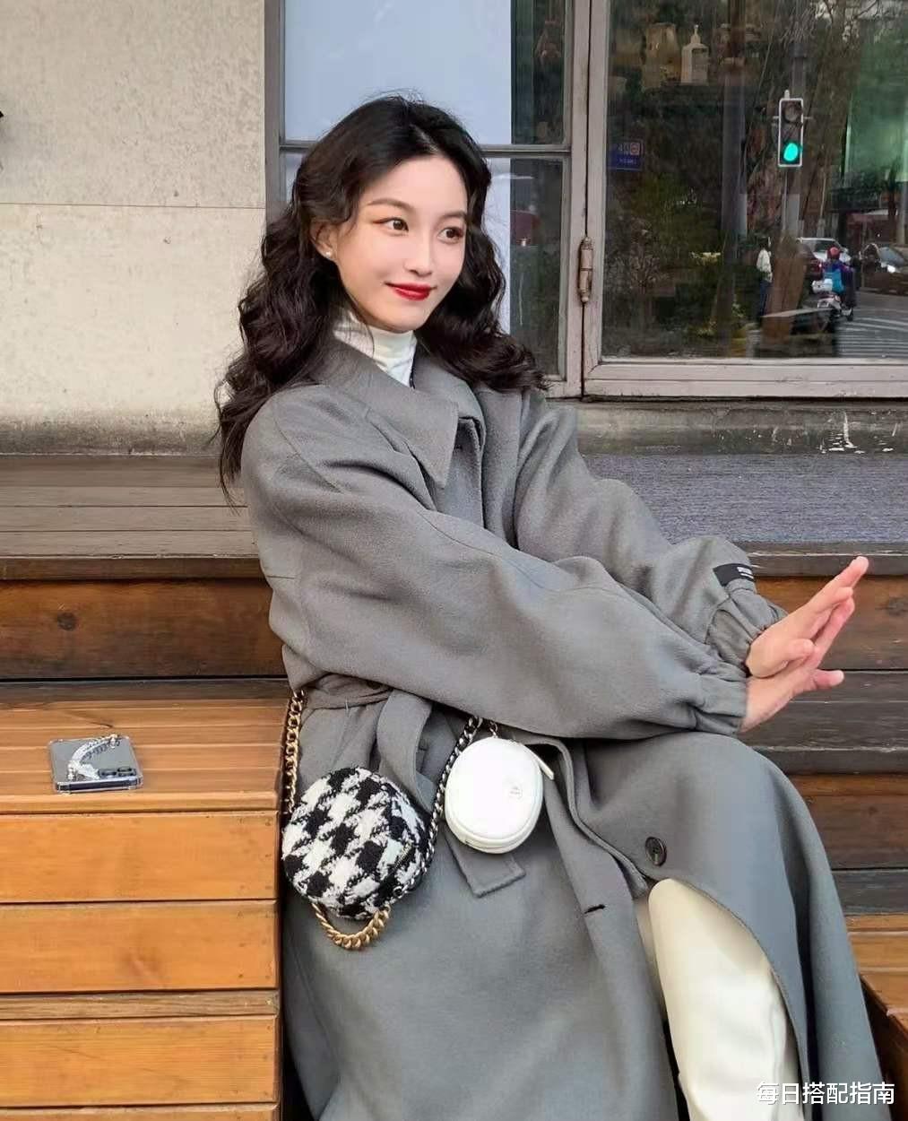 每日搭配指南 大衣怎样穿才高级洋气?试试搭配这4款内搭,普通人穿也有气质