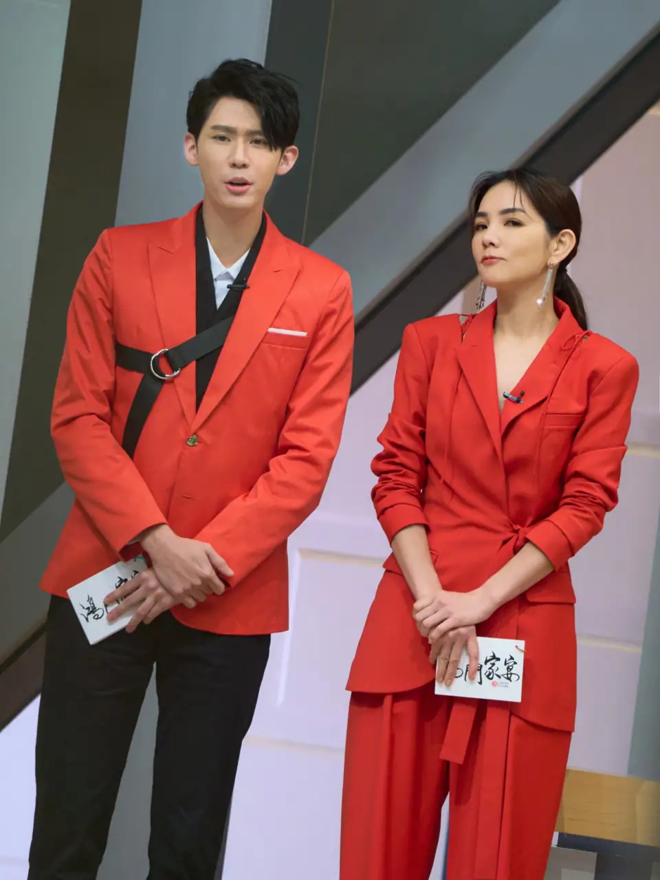 全球时尚号|陈嘉桦结婚九年依旧恩爱如初,穿红色西装帅出天际,不像两孩妈