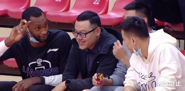 郭士强|辽篮众将现场支持老叔，郭士强让人失望+沮丧离场！马布里怒吼发泄