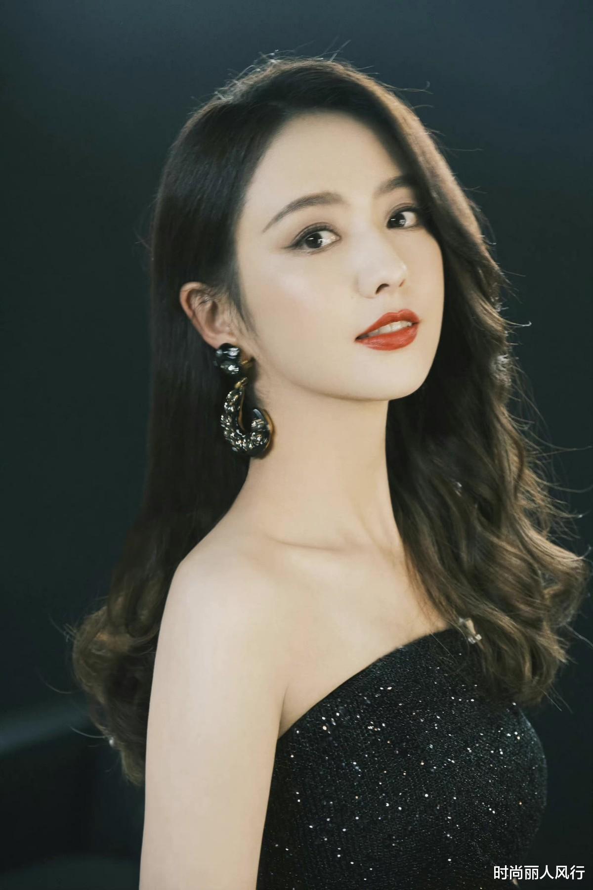 佟丽娅|离婚后彻底逆袭！佟丽娅复出后就开挂，穿抹胸裙美成千金大小姐