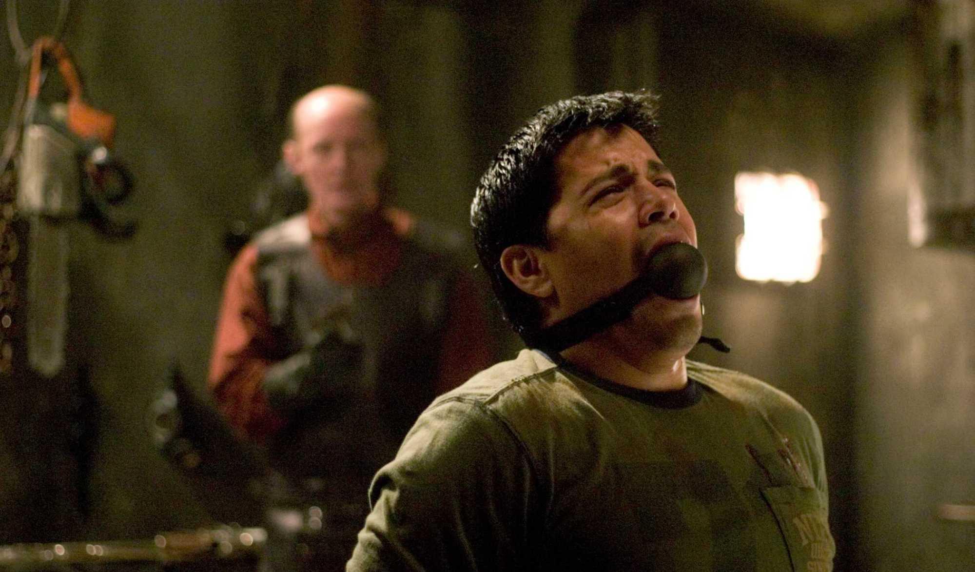 人皮客栈|《人皮客栈》：极具感官刺激R级恐怖片，香艳与暴力并存的世界