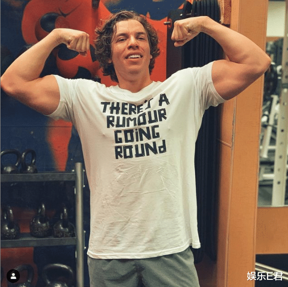 阿诺德·施瓦辛格|施瓦辛格私生子模仿老爸秀肌肉，自知颜值不高，欲靠身材出道做明星