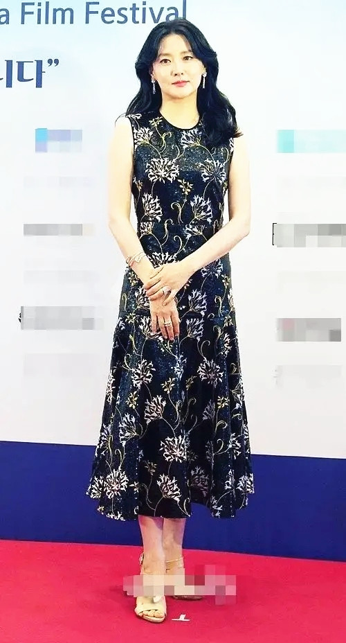 全球时尚号|“大长今”李英爱不显老，穿印花长裙如少女一般，“婴儿肌”抢镜