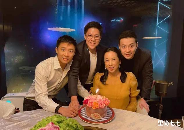 里尚七七|郭晶晶为婆婆庆生，62岁朱玲玲竟比儿媳美，郭晶晶朴素得太真实