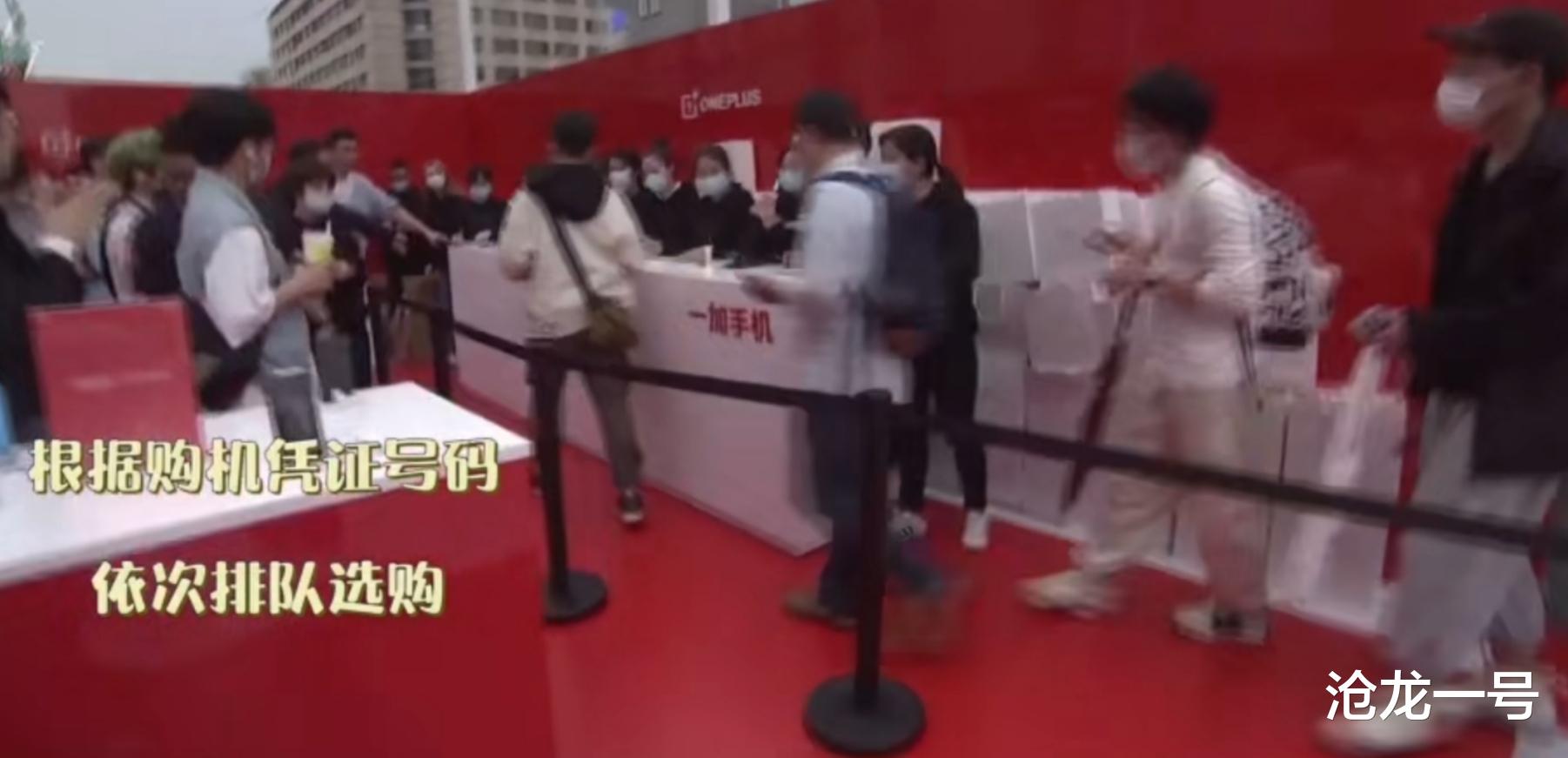 沧龙一号 杭州街头上演排队买一加手机热潮，都是奔着年轻人第一台哈苏？