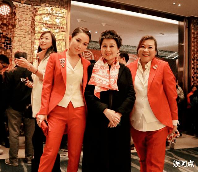 刘碧丽|洗米嫂高调炫富，在游艇上继续庆生，两位男友人如“社会大哥”