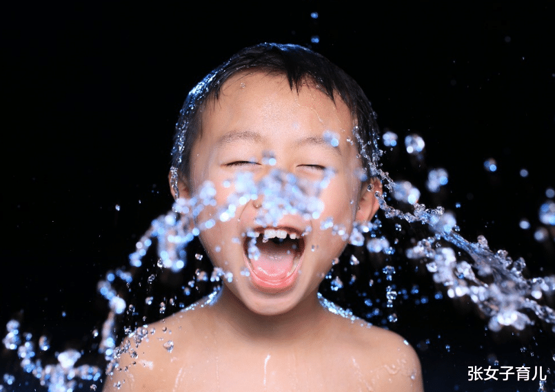 张女子育儿|两岁女童将洗衣粉涂抹眼睛，奶奶一时疏忽，险些让孙女失明