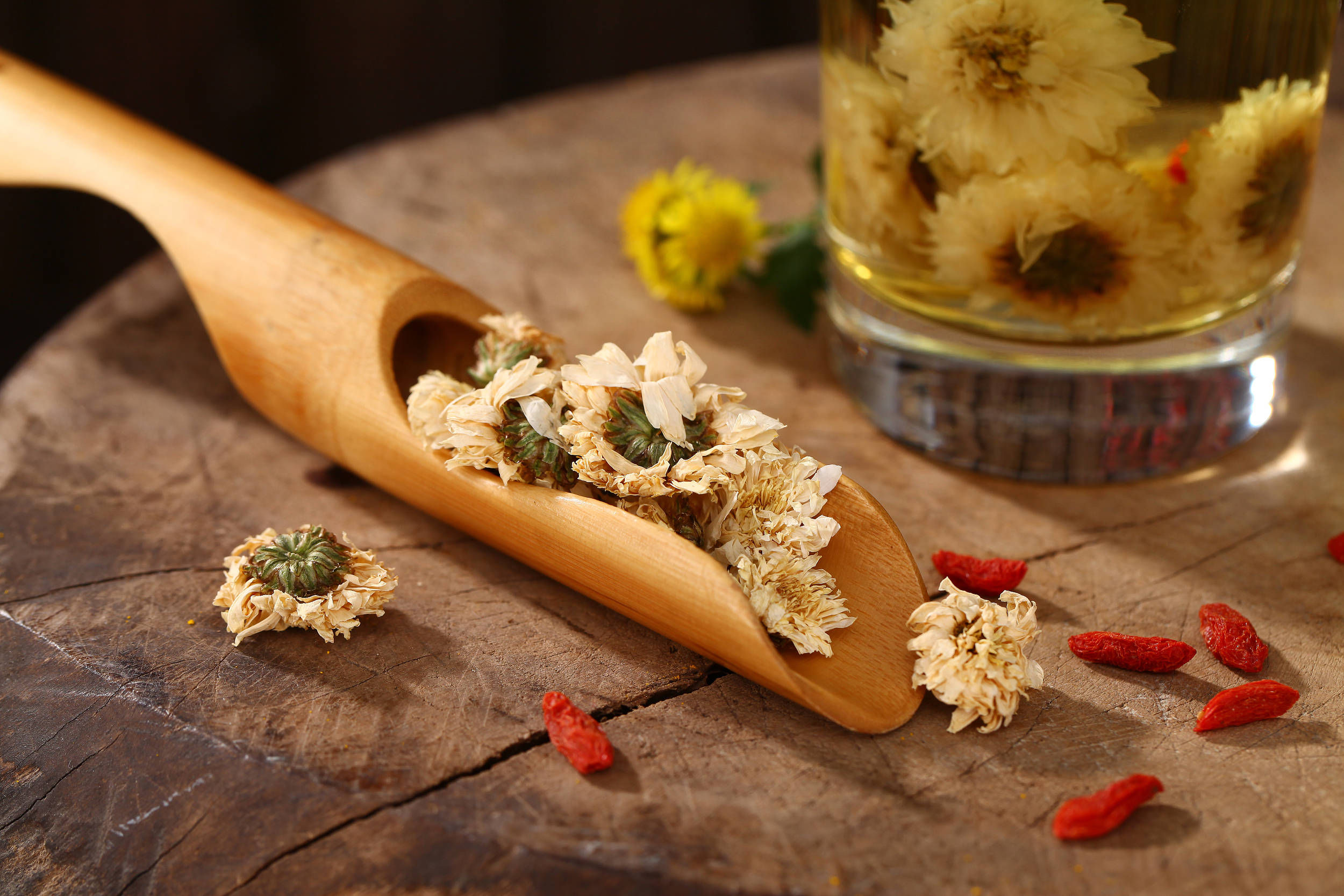 高血脂|常喝菊花茶加一物，清肝明目，润肠通便