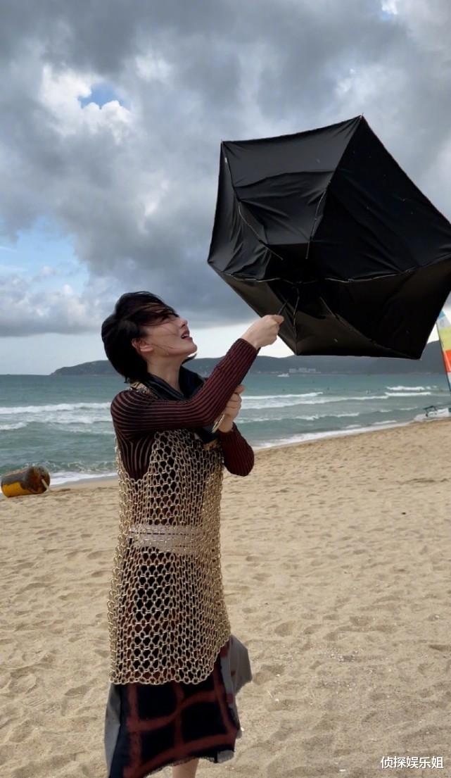 肖战|笑不活了！张馨予海边拍杂志遇强风，伞被吹变形两个人才能握住