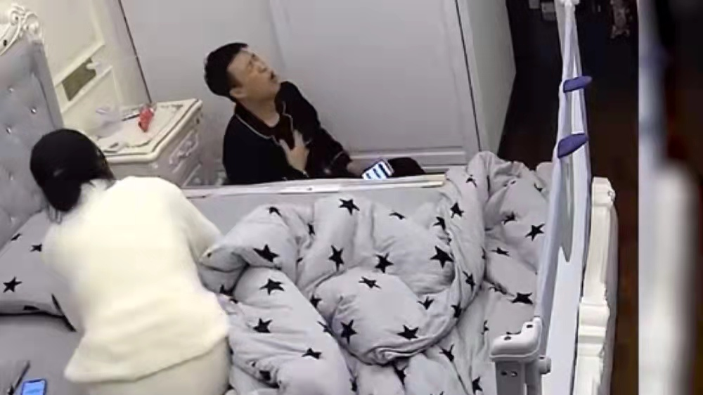 浙江丽水:深夜男子摸到床上有奇怪触感,翻滚到床下有惊无险