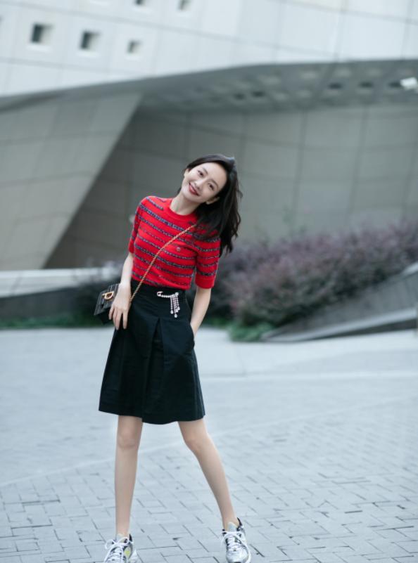 美颜|王鸥身材太绝！穿红丝绒裙配毒汁靴，真是39岁的“阿姨”吗？