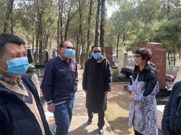 侯耀华|侯耀华“经纪人”讽刺郭德纲，众人墓碑前开心合影被质疑消费逝者