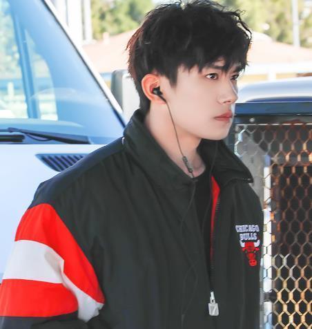 易烊千玺|偶遇易烊千玺下班，与吴京和陈凯歌约饭，走姿狂拽大佬范十足