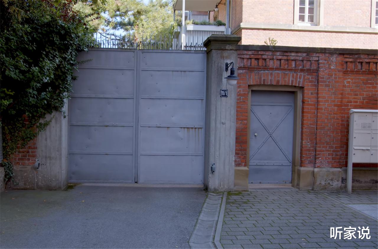 他买下废弃监狱，在150㎡原牢房中一住就是14年，网友：也是服气