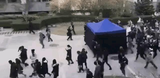 胡兵|胡兵带30+保镖出席活动引争议:保镖多到占俩电梯,不料现场无人识