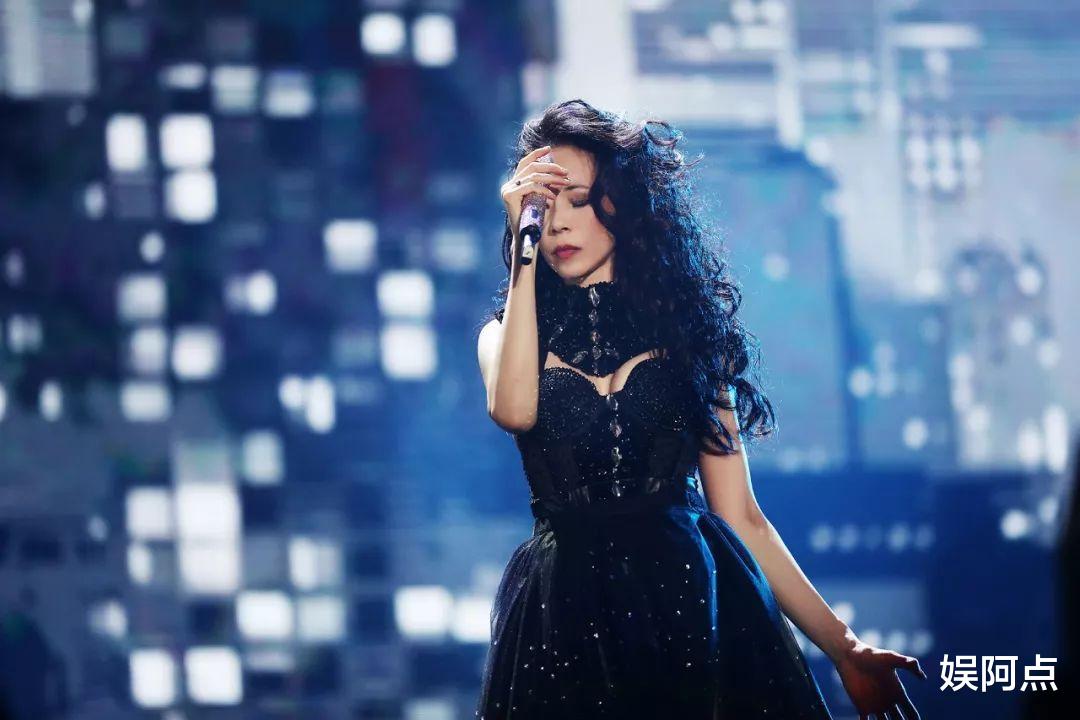 莫文蔚|莫文蔚因穿辱华品牌损失惨重，演唱会现场空位居多，将迎大挑战