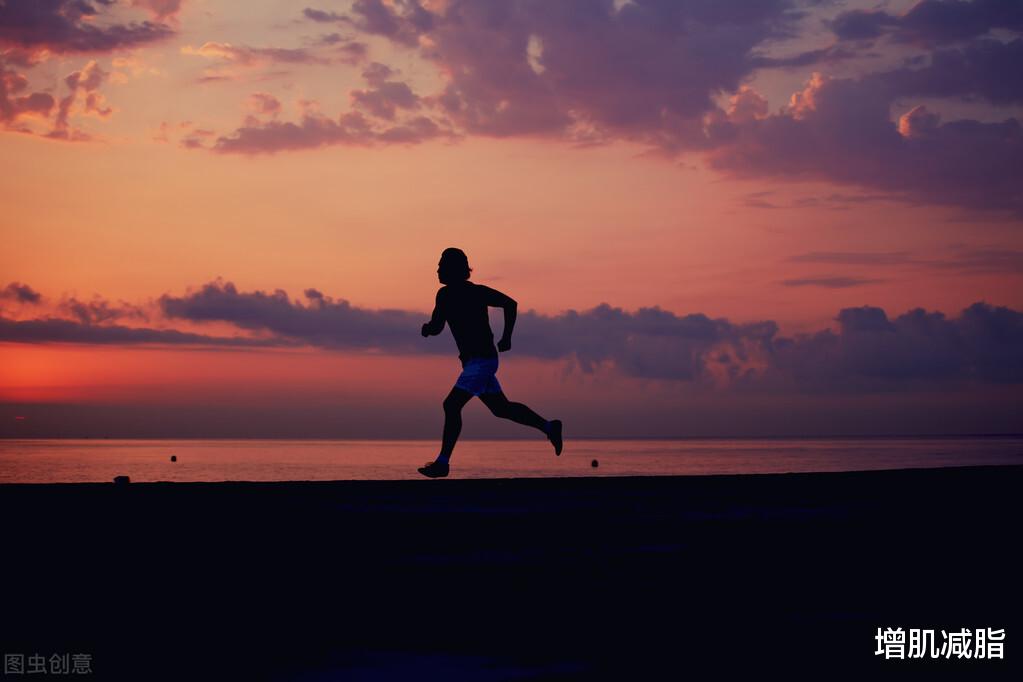 跑步|每天慢跑10公里，减肥效果如何？消耗一斤脂肪，需要跑步60公里
