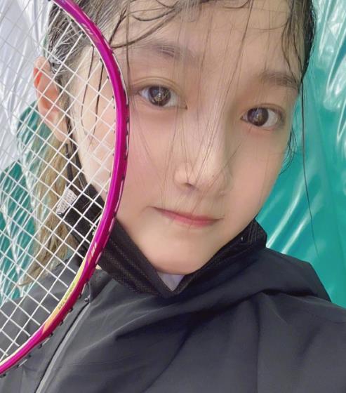 高圆圆|鹿晗和国民闺女海边游玩，关晓彤素颜很美，男友眼光不错！