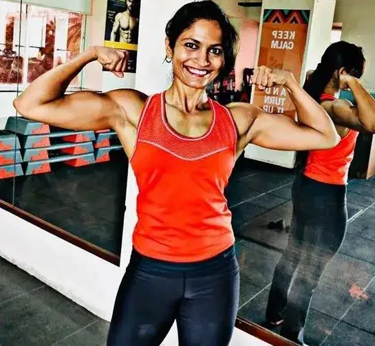 love健身|印度女医生穿纱丽健身,肌肉附体,网友却说:穿好衣服再来健身