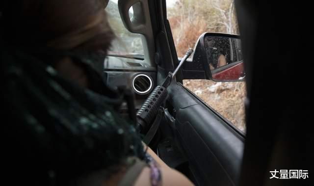 為抵禦販毒集團的血腥入侵 墨西哥一群婦女拿起瞭武器-圖3