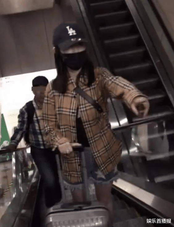 马蓉|马蓉一身大牌现身机场，大眼睛少女感十足，被曝与60多岁富豪恋爱