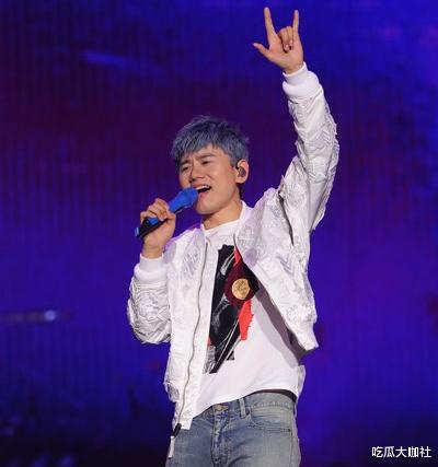 谢娜|8位当红歌手,有人靠老婆出名,有人靠脸出名,只有他凭才华成名