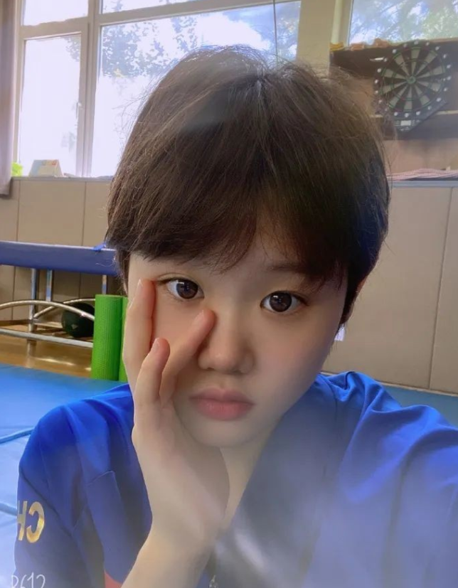 易烊千玺|张家齐5岁与郭晶晶合照，扎小辫好可爱，用12年追上了偶像郭晶晶