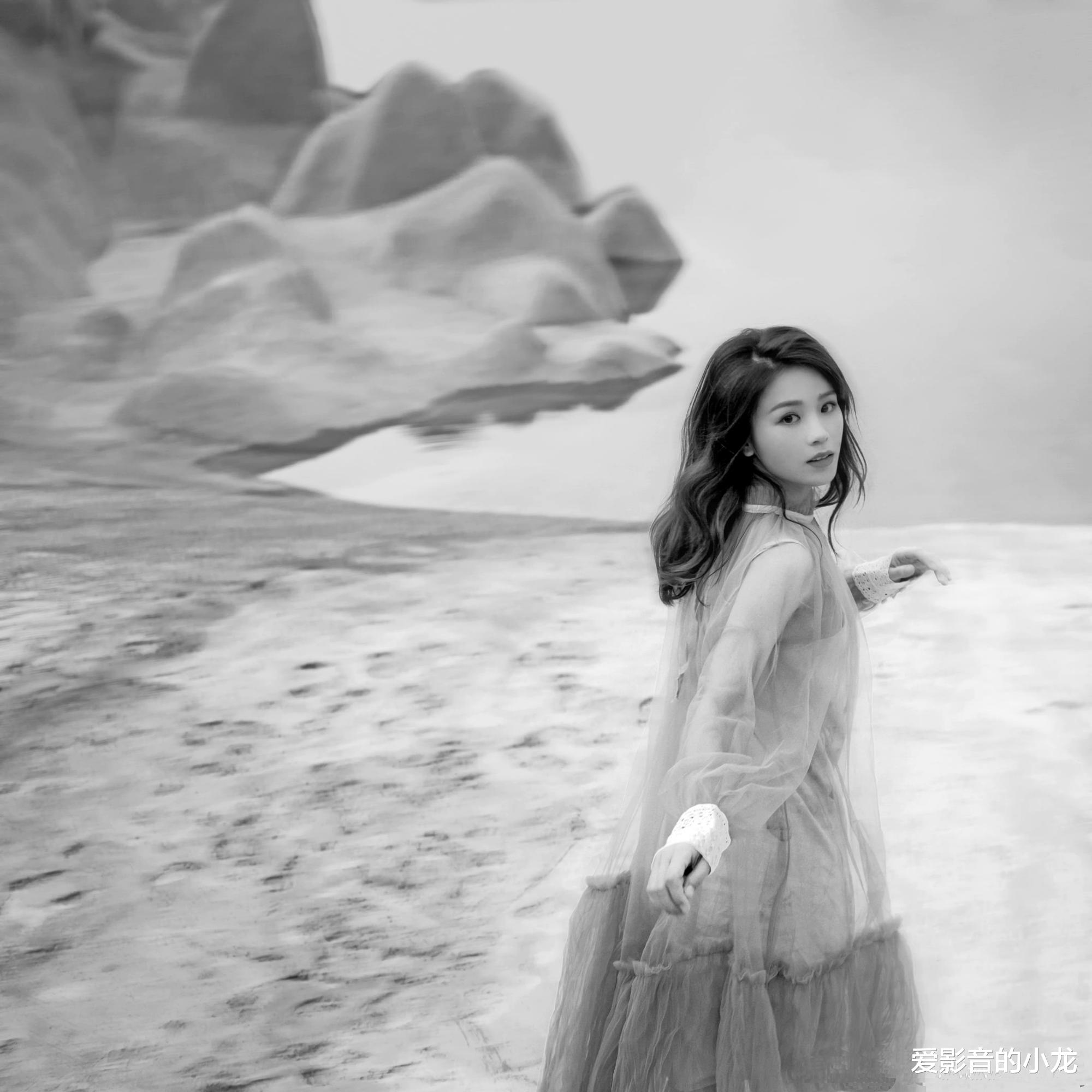 黄英|32岁黄英发布新歌宣传照,两个孩子的母亲依然如少女般纯真美丽