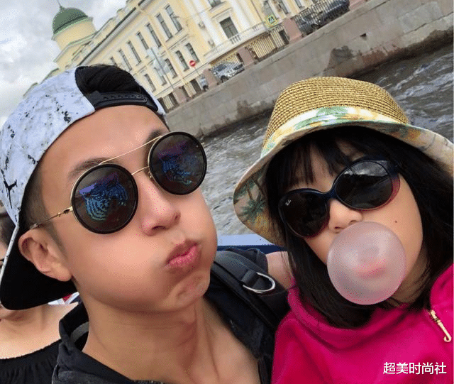 吴尊|吴尊10岁女儿为文莱国王表演，穿白衣气质文静，大长腿引人注目