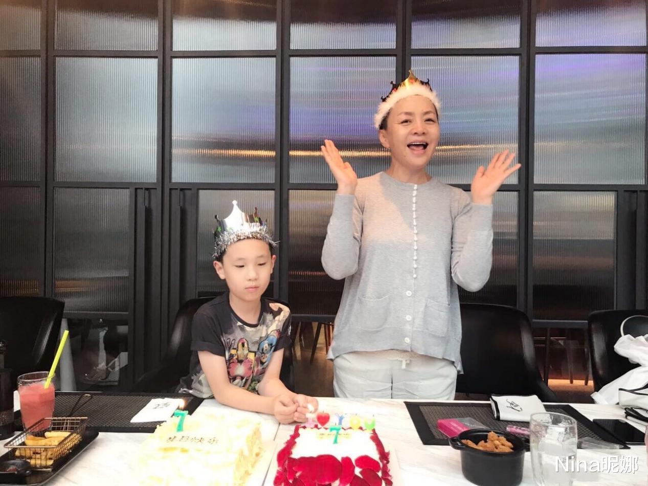 |林永健儿子近照，11岁穿中式西装丹凤眼似爸翻版超像他，五官平庸实力出道