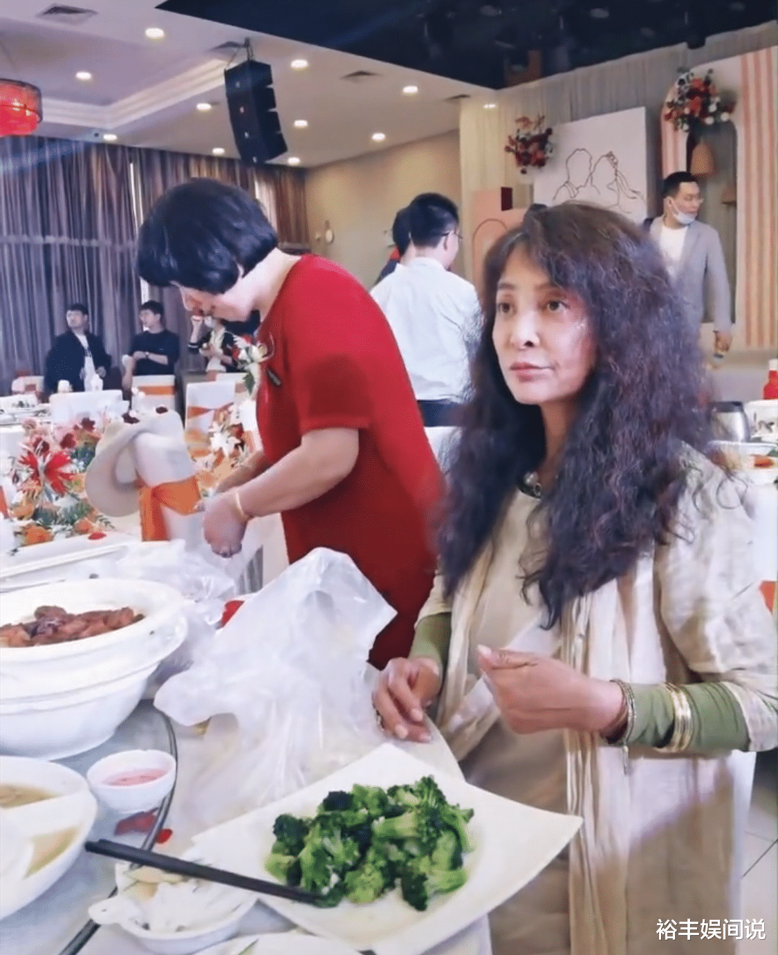 李勤勤|58岁李勤勤婚宴后打包剩饭剩菜，自言别嘲笑我，网友赞打包不丢人